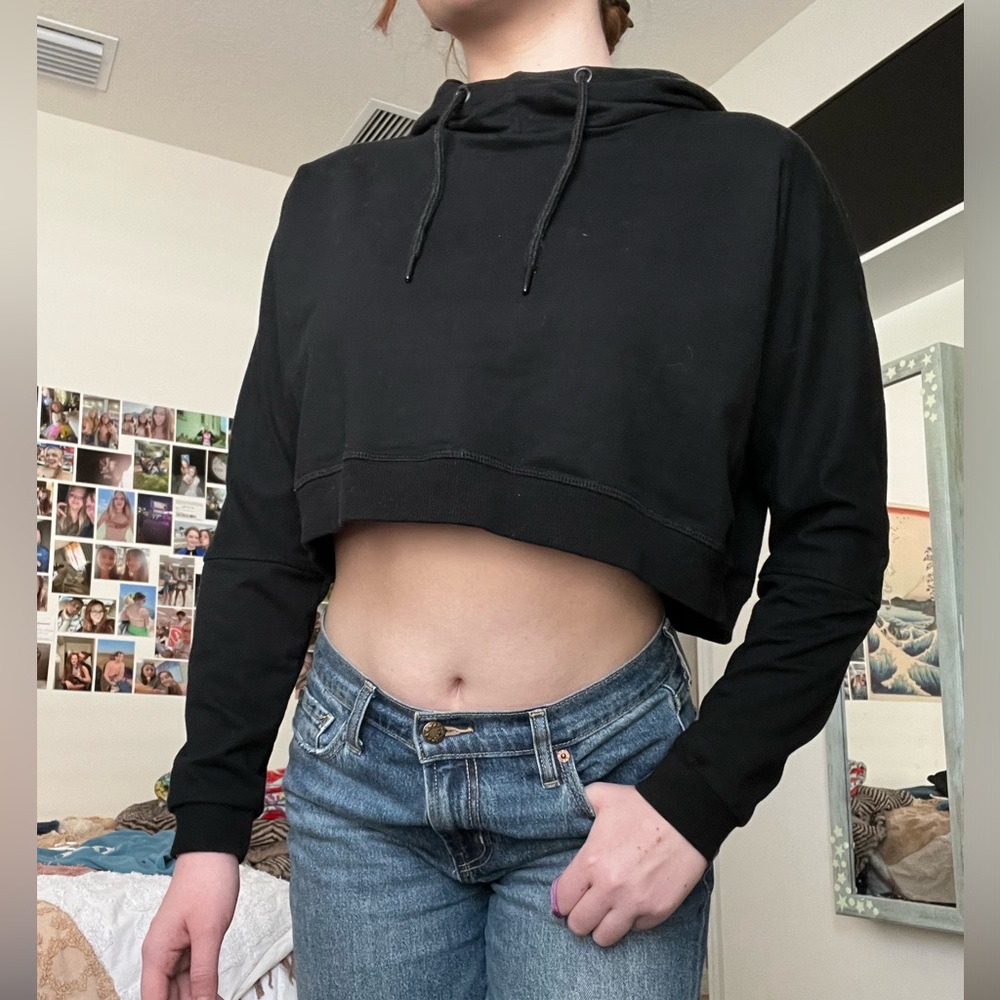 cropped black hoodie